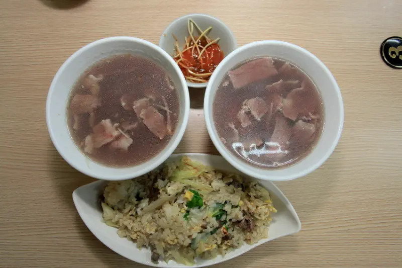 吃。台南|南區，台南在地特色美食，牛肉口感有水準且非常超值「阿家牛肉湯」。