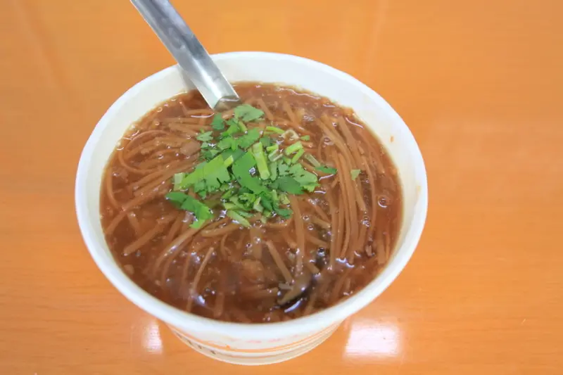 吃。高雄|前金區。在地60年知名老店，濃郁柴魚香氣的麵線羹「高雄進興麵線羹」。