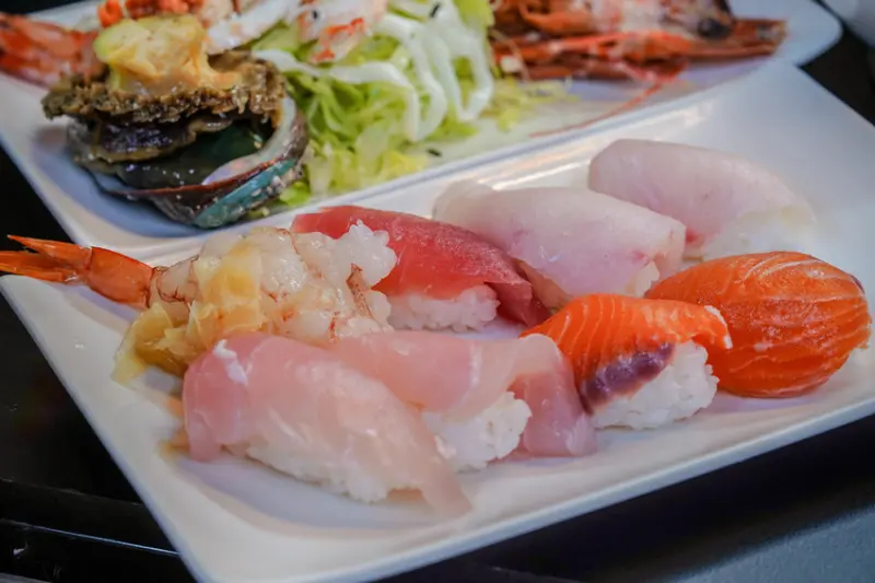 丸隆生魚行X魔王 台北大同區 迪化街永樂市場內  平價日式料理 料多大碗豆腐鮮魚味噌湯內用無限暢飲 捷運北門站 內文有店家資訊