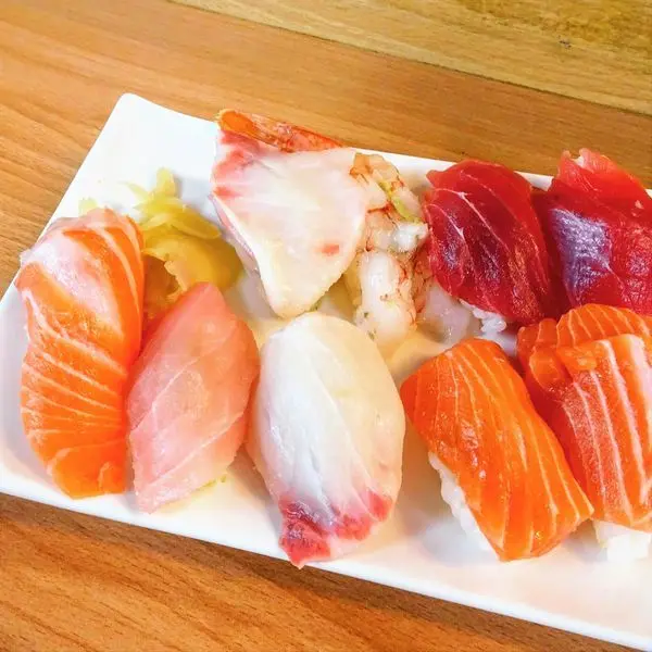 台北大同｜丸隆生魚行～永樂市場人氣立食！200元綜合握壽司吃好吃飽（捷運北門站）～