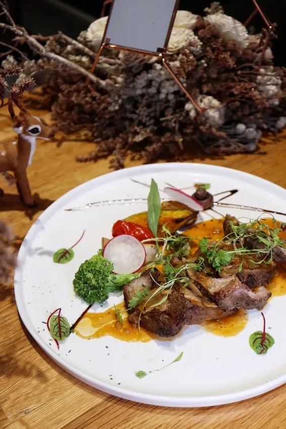 『台北美食』捷運大安站。賽特廚房Five & Fantast｜白天採光好，夜晚則遠眺外面的車水馬龍，小夜景很美。