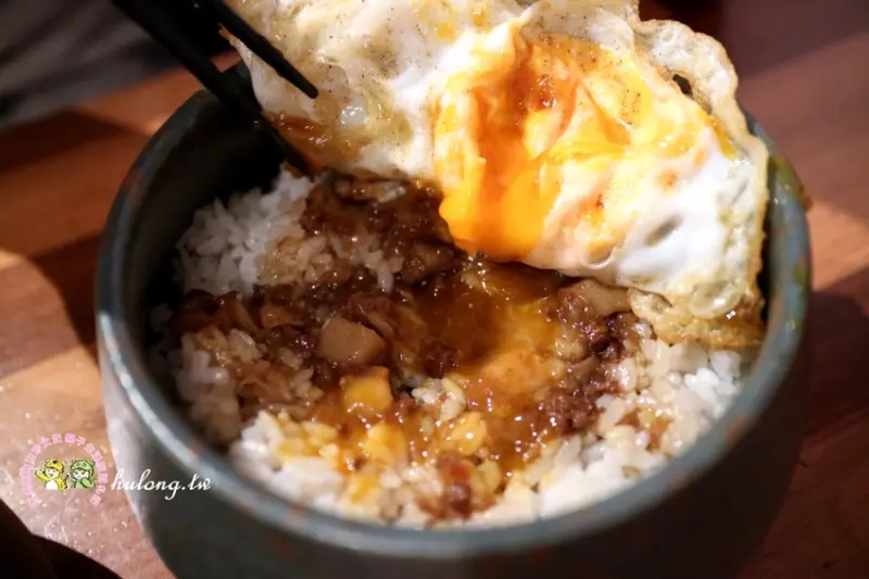 花蓮必吃美食 )) 中式邪惡宵夜場【幽靈餐車】半熟炸蛋滷肉飯配剝皮辣椒雞湯.花蓮吉安美食! - 虎虎龍龍*珍太妃