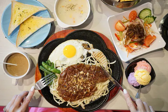 南投埔里美食~淘客牛排 埔里在地人推薦的平價牛排館 美國安格斯黑牛佛心價 還有自助沙拉吧吃到飽