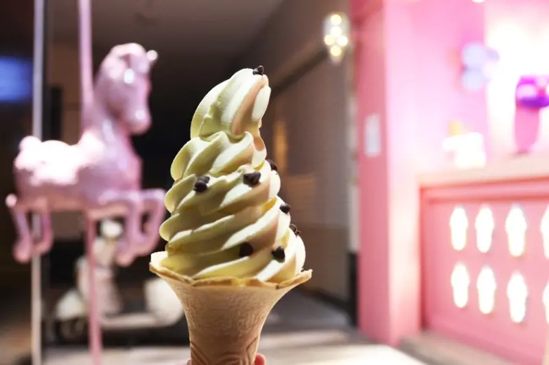 台南安平-揪甜霜淇淋 不加水與香精的精緻平價 還有夢幻木馬造景