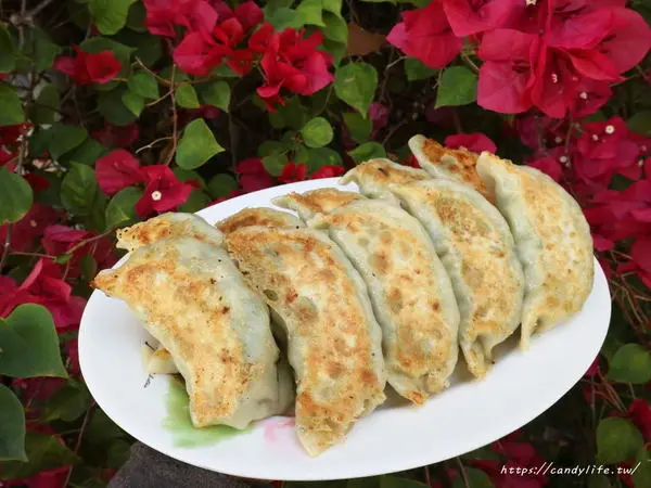 台中美食│北平餡餅粥〃隱藏版平民小吃，超大顆鍋貼，餡多味美，咬下去會爆汁！        
      