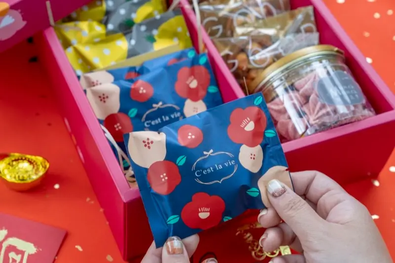 台中過年伴手禮 Munch Munch麵包食堂 ｜豬你新年快樂 豬豬新年禮盒 · 算命的說我很愛吃