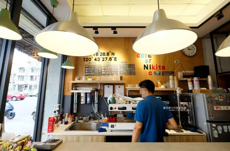 台中后里│雅淇亞義式咖啡站-老闆開玩笑說，擁有最大停車場的后里咖啡館 - 藍色起士的美食主義