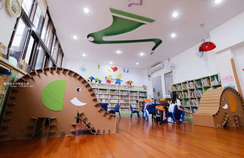 台中后里│臺中市立圖書館后里分館-全台第一座紙圖書館落腳在后里 - 藍色起士的美食主義