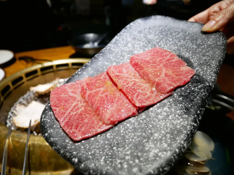 (胖樺食記)新北中和景安站超推薦餐廳「米炭火燒肉小酒館」/平價美味居酒屋燒烤/新莊土城有分店/完整菜單/壽星優惠/鮮肉店員