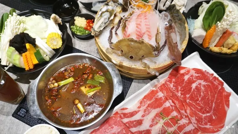 ★高雄三民★268起，好吃的西式套餐之大肉盤火鍋【哈肉鍋-好肉鍋物-大肉盤火鍋】嗜肉族的天堂！家樂福愛河店二樓高雄火鍋。