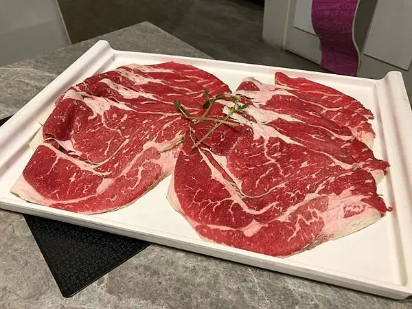 高雄美食【哈肉鍋 好肉鍋物 大肉盤火鍋】大漠天香回味鍋／美國老饕三合牛／千層豆腐紙／飲料、冰沙、冰淇淋吃到飽／菜單
