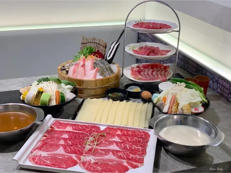 | 高雄美食 |英式肉盤好浮誇三種肉質一次滿足/焙茶霜淇淋超好吃/哈肉鍋