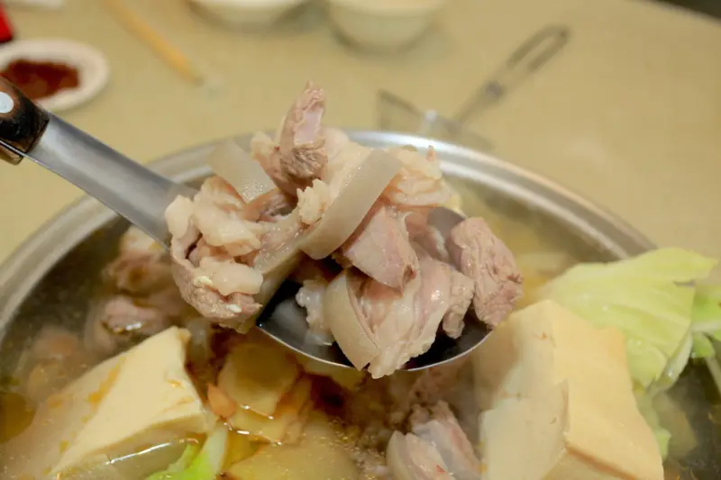 吃。嘉義縣｜竹崎鄉|中和村石桌。來自山上隱藏版美食，超級美味羊肉爐「 石桌現宰羊肉」。