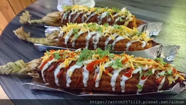 搭著捷運吃美食~捷運市政府站~食尚玩家推薦小吃~信義區銅板美食~See You Tomorrow明天見辮子玉米市府店~招牌墨西哥口味辮子玉米~~