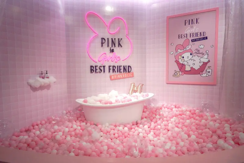 三麗鷗粉紅閨蜜期間限定店 Pinkholic Pop-Up StoreX魔王 台北中正區 滿滿粉紅拍照佈景 好拍可愛 快揪閨蜜們一起來到粉紅世界 捷運忠孝新生站 內文有店家資訊