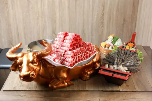 《崔官霸氣鍋》厚度決定高度，海鮮、肉盤神級霸氣不解釋