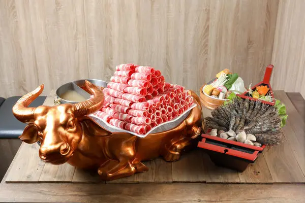 《崔官霸氣鍋》厚度決定高度，海鮮、肉盤神級霸氣不解釋