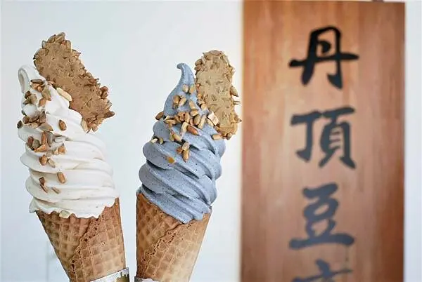 淡水美食-丹頂豆商行，濃醇堅果香花生霜淇淋/芝麻霜淇淋，夏日消暑淡水甜點，近淡水捷運站