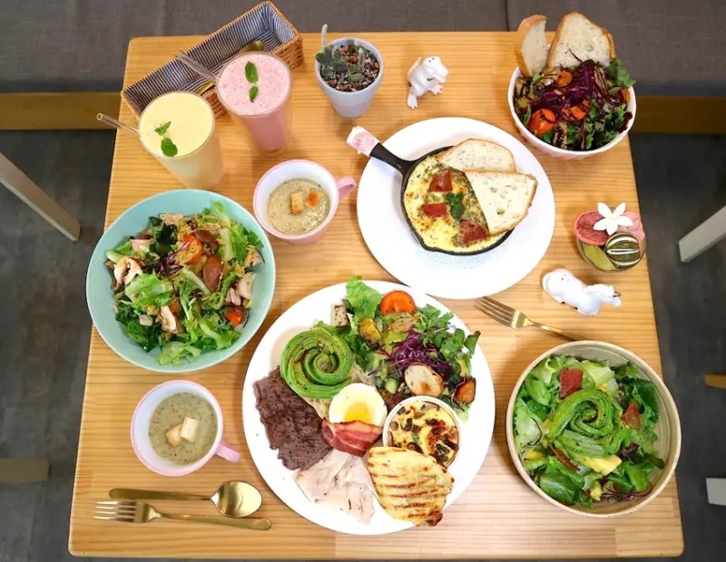 那。食咖啡The simple+ coffee｜新菜單上市，滿滿酪梨健康又營養/酪梨早餐俱樂部，提供大份量早午餐盤，豐盛又飽足/那食溫沙拉.溫熱無毒生菜.美味加倍 - 進食的巨鼠