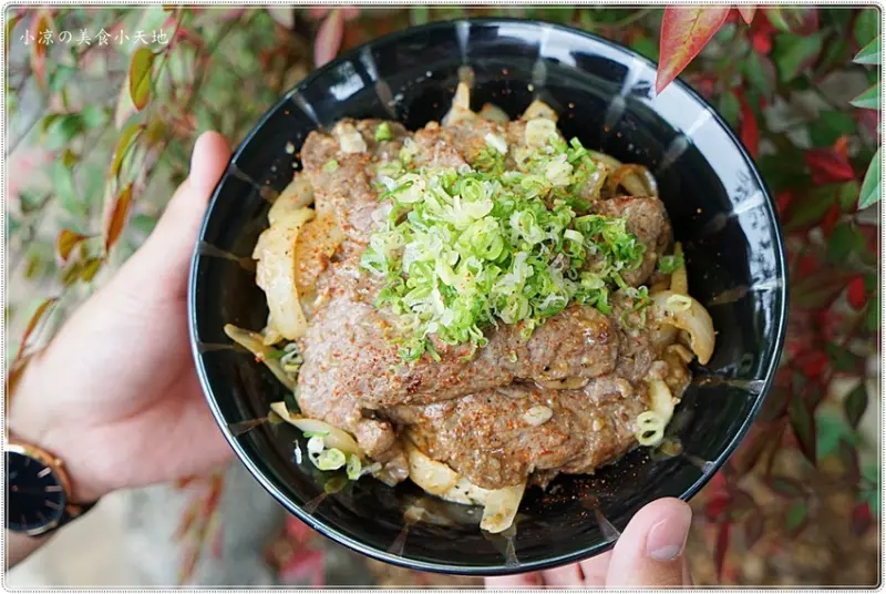 台中北屯║90小餐館，超大份量丼飯，沙朗牛肉滿到看不到飯！日、義式平價美食任你選，小資族最愛的工業風 - 小凉的美食小天地