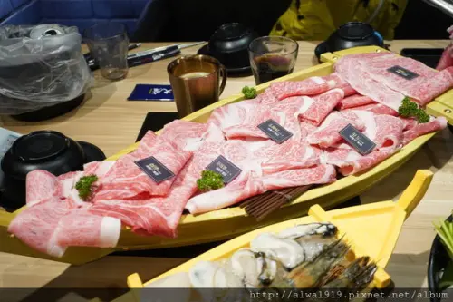 【新竹美食週記】大魔大滿足鍋物，日本A5和牛入口即化啊！肋眼油花好豐富，霜降牛肉質鮮甜軟嫩