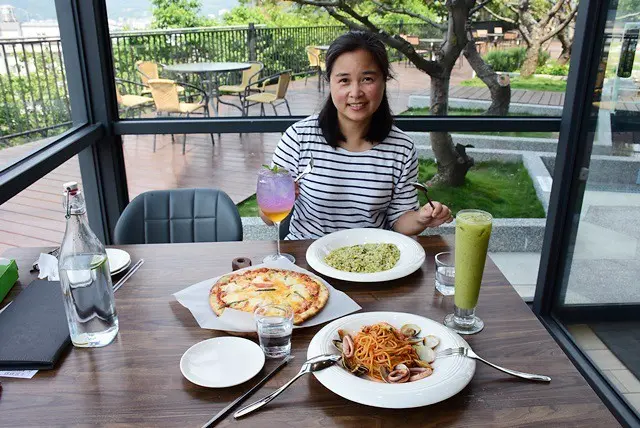 新竹竹東親子寵物友善餐廳推薦》卡菲努努景觀餐廳CafeNuNu。無國界料理好多選擇，園區有沙坑，還有梅花鹿可以觀賞