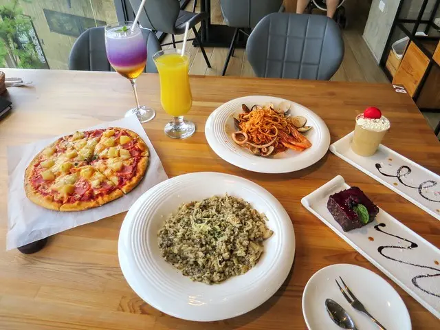 【新竹竹東親子寵物友善餐廳推薦】卡菲努努景觀餐廳，近180度落地窗賞美景，提供育嬰室/兒童沙坑/餵小鹿吃牧草!