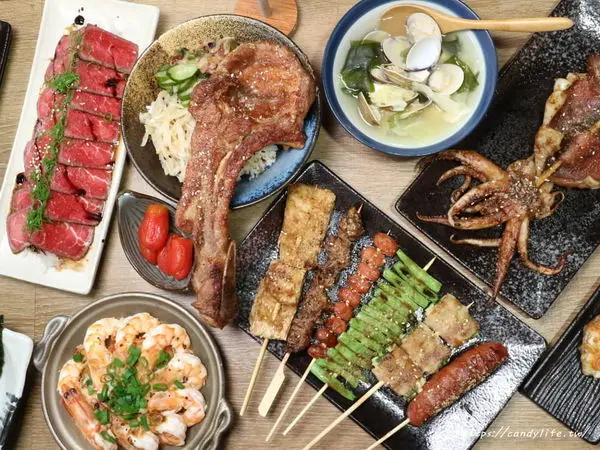 台中美食│炭燒烤逢甲店〃逢甲必吃烤肉！價格親民，烤功了得，讓人一吃成主顧的炭燒烤～        
      