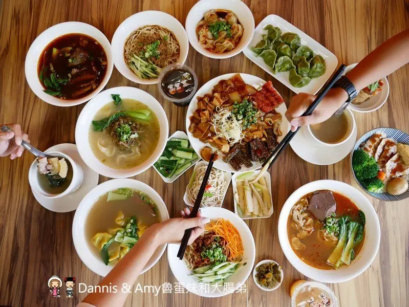 《新竹竹北美食》家禾手作麵食館-縣政店。手作麵食水餃牛肉麵。紅油抄手。芋香油飯選擇豐富多樣化。免費停車場︱（影片） - Dannis & Amy魯蛋妹和大腸弟
