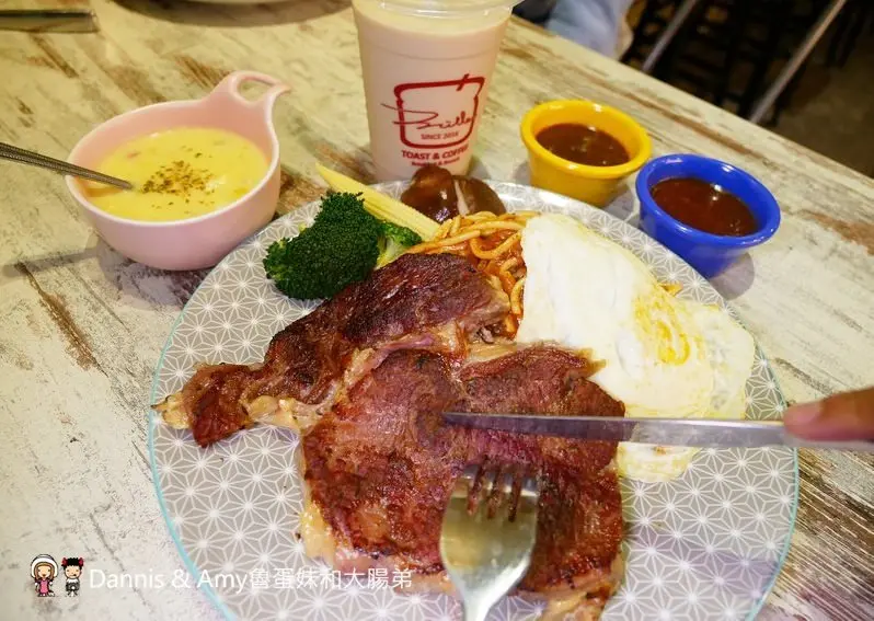 《新竹龍山社區早餐》米樂晨食館-竹科店。不只賣早餐、早午餐。晚上還有平價牛排新選擇︱COSTCO好市多附近（影片） - Dannis & Amy魯蛋妹和大腸弟