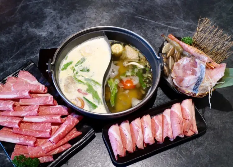 【千荷田蔬食百匯涮涮鍋 - ATT 信義店】新鮮野菜無限吃！食材新鮮、份量超多，加購活跳波士頓龍蝦只要688，超高ＣＰ值的日式火鍋 - 邦妮2兔