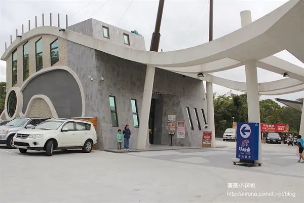 【新竹火鍋推薦】百味釜精緻鍋物（深海龍王鍋/御路松阪鍋）。媽媽魚安心超市新創火鍋店，新鮮海味食材，手工火鍋料，超豐富的菜盤，霸氣直送餐桌。吃完還可以順道到樓下的媽媽魚安心超市買食材回家繼續煮！