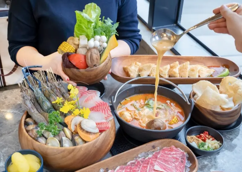 台中火鍋 泰丘鍋物｜一中街 iPlaza愛廣場上樓就能吃到肥美泰國蝦 · 算命的說我很愛吃