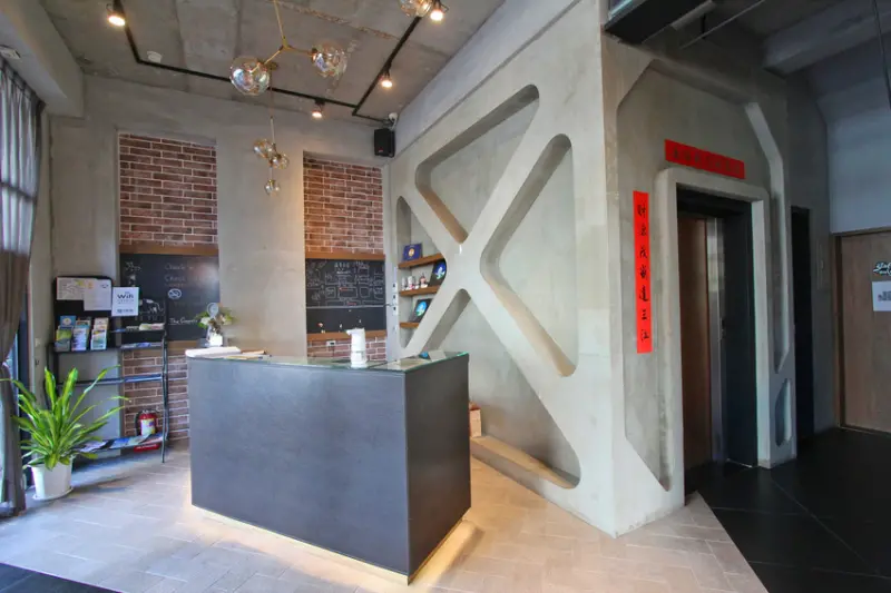 工業風獨特設計、便利性高花蓮民宿推薦-指南針旅店INN