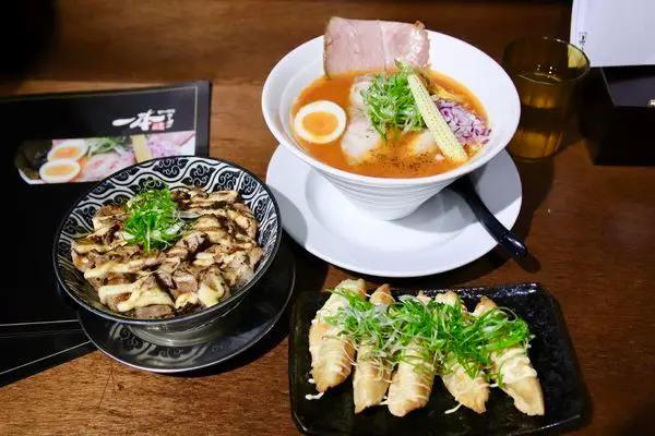 【高雄‧食記】一本拉麵 -- 隱身在新堀江巷弄內的日式拉麵