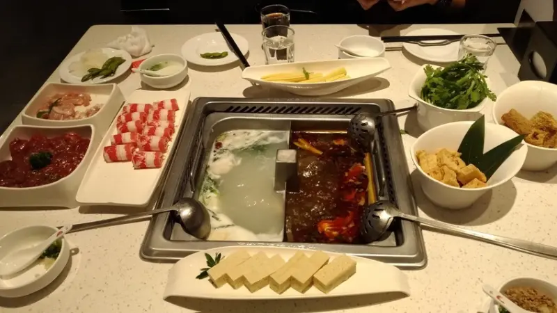 【台北市大同區 / 火鍋 / 捷運北車】 服務好到沒話說的海底撈 吃火鍋還有美甲擦皮鞋服務?!