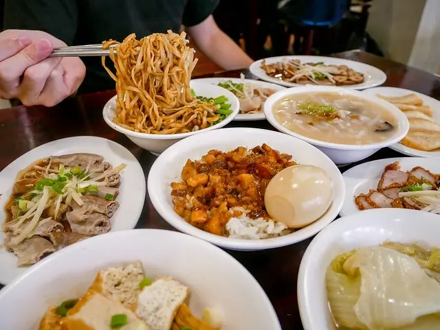 【捷運市政府站】胡饕－通化街米粉湯第三代創立的新品牌，傳統米粉湯和多樣選擇的黑白切迸出懷舊好滋味