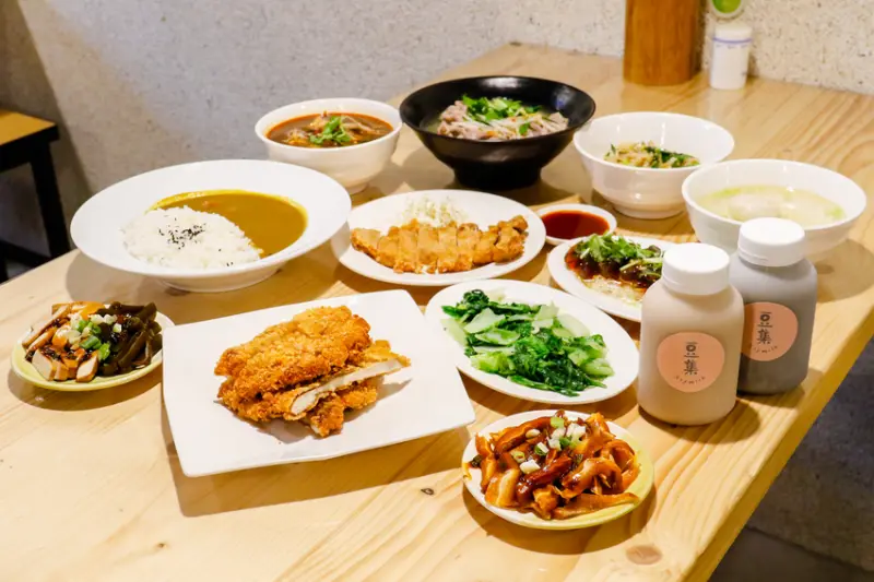 【信義區麻辣.咖哩】桌嚼餐廳吳興店☼超大份量雞排/古早味排骨/越式米線/豆集香濃豆乳