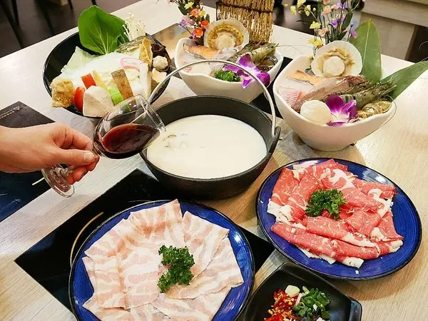 沐澄 微笑鍋物-台北信義區後山埤火鍋  CP值超高的海陸套餐搭配超特別的紅酒牛奶鍋  親切價格也能享有奢華吃法-體驗券              