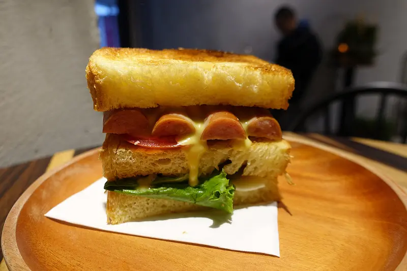 (胖樺食記)信義區超推薦平價咖啡「老皮株式會社 the vintage 咖啡吧」/銅板價格三明治甜點可外送/捷運市政府一號出口美食/不收服務費有插頭不限時