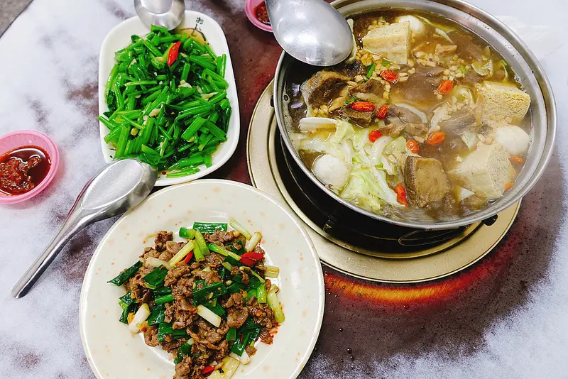 (胖樺食記)高雄在地推薦必吃「自由羊肉火鍋店」/一個人也可以吃羊肉爐/高鐵左營站美食/羊肉炒飯麵當歸湯/完整菜單