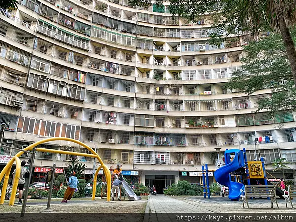 【2021高雄網美打卡景點】高雄左營果貿社區。高雄旅遊必拍，一秒飛到香港，香港風窩居式特色建築，高雄打卡景點值得收藏