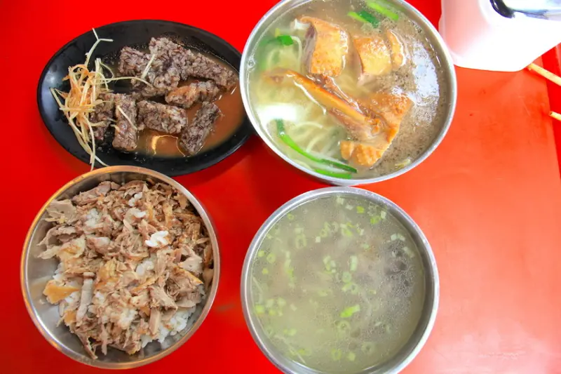 吃。高雄|左營區。新店報報。位在自由市場美食，值得樂天小高推薦「林石煙燻鴨肉」。