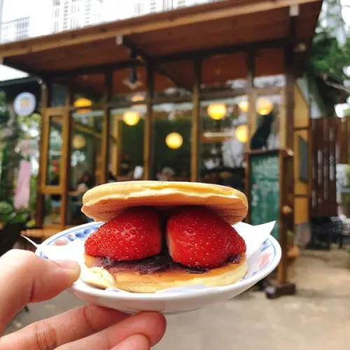 。苗栗食記。雙峰草堂·到銅鑼來吃銅鑼燒賞炮仗花吧！