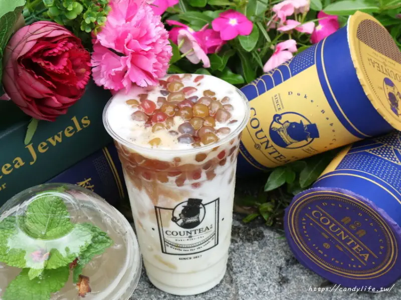 台中美食│Countea卡帝皇家珠寶飲品〃台中火車站旁質感英倫風飲料店，獨家皇家珠寶花瓣珍珠，Q彈口感中散發著淡淡花香味～