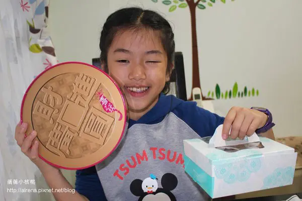 【年節送禮推薦】喜之坊-財圓廣進圓片牛軋糖禮盒+古典巧克力蛋糕（6吋）。香醇Q軟、不黏牙的圓片牛軋糖和有著令人著迷～濃郁不甜膩的古典巧克力蛋糕，就是要讓你送禮送到心坎裡！