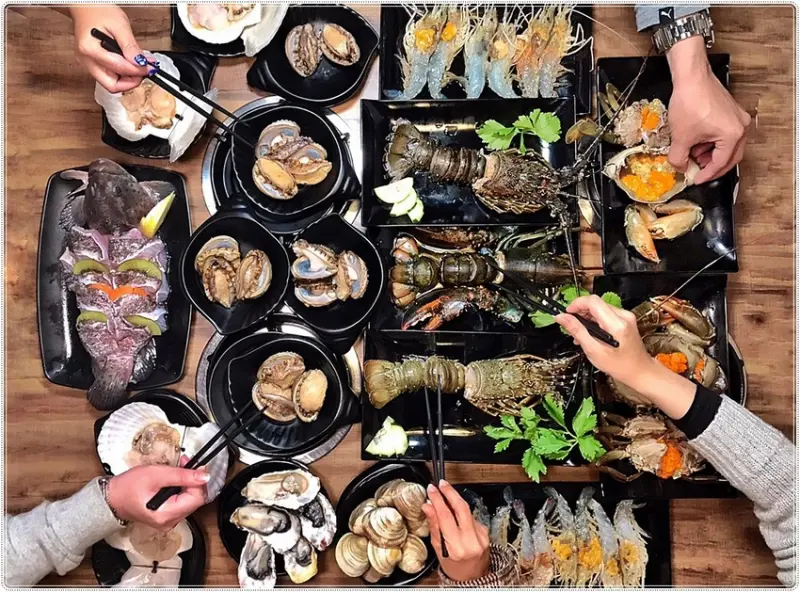 台中火鍋推薦║拾甲鍋物，無敵活體生猛海鮮全制霸！貼心的桌邊服務，極推牛奶、麻油湯底，濃醇香~~ - 小凉的美食小天地