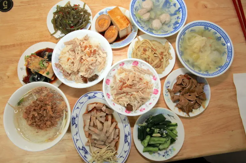 吃。台南|新市區。很道地火雞肉飯料理，整體餐點口感美味定價超值，值得樂天小高推薦「新市嘉義火雞肉飯」。