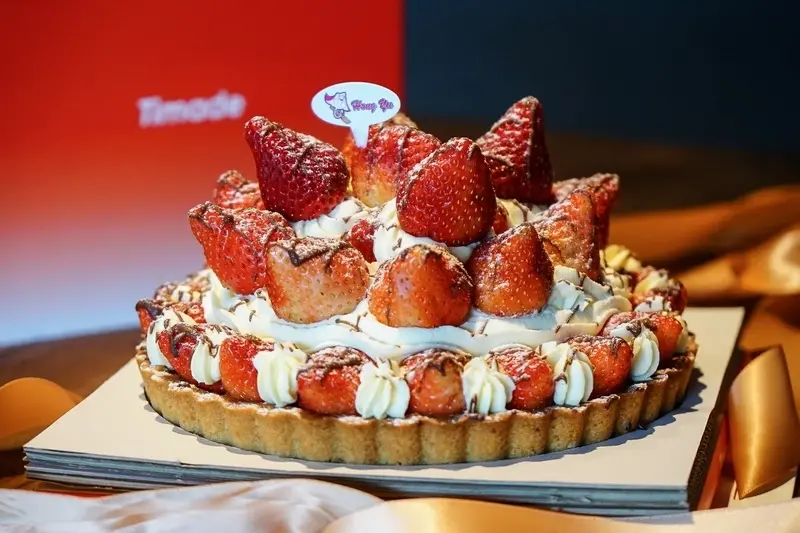 跳躍的宅男 - [花蓮超人氣甜點推薦] 冬季限定50顆大草莓塔 好吃價格又實在 義大利草莓生乳捲香甜又好吃-弘宇蛋糕