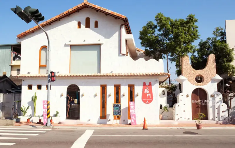 台中南屯│貓門-地中海風格特色餐廳，好拍的貓耳大門可愛吸睛，彩虹眷村對面 - 藍色起士的美食主義